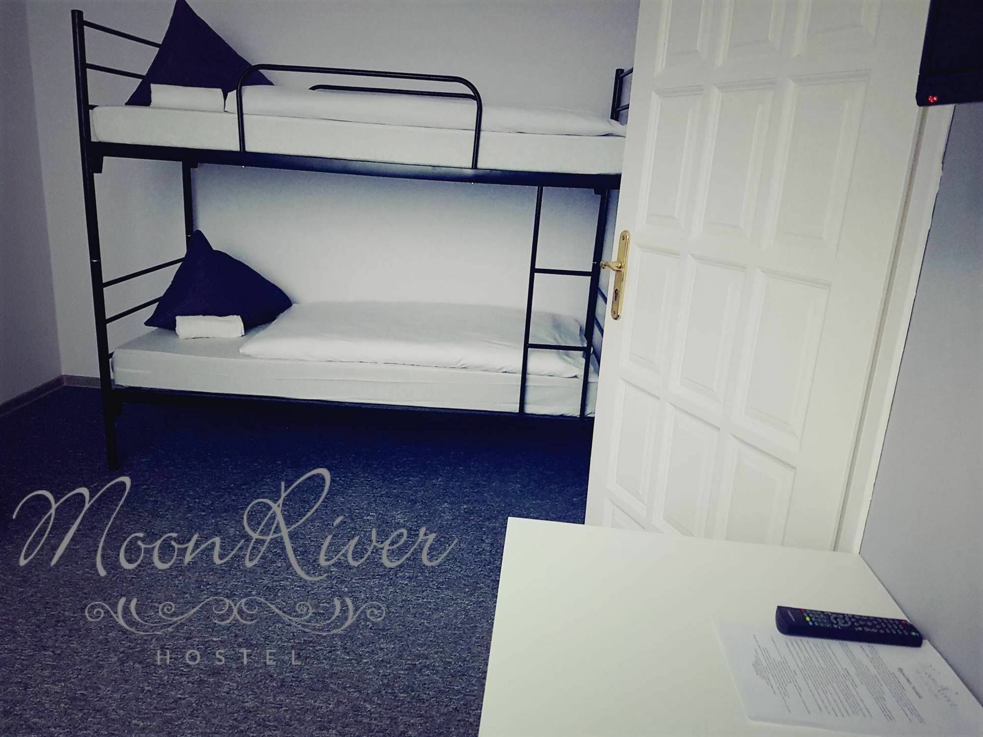 Moonriver Inn วอร์ซอ ภายนอก รูปภาพ